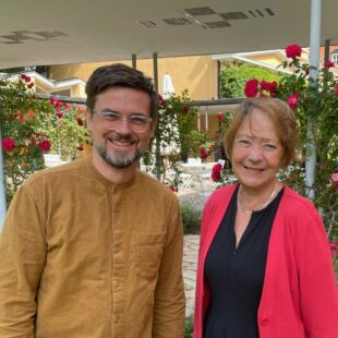 Studienleiter und stellvertretender Akademiedirektor Dr. Hendrik Meyer-Magister und Barbara Kittelberger, Pfarrerin im Ruhestand, ehrenamtliche Seelsorgerin auf einer Demenzstation sowie Vorsitzende des Münchner Freundeskreises der Evangelischen Akademie Tutzing. Foto: dgr / eat archiv