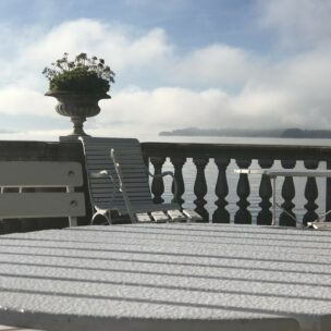 Morgenstimmung im September: Tau auf dem weißen Tisch auf der Seeterrasse vor Schloss Tutzing. Foto: dgr / eat archiv