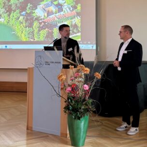 Hendrik Meyer-Magister und Prof. Dr. Thomas Auhuber, Geschäftsführer der B.A.D. Gesundheitsvorsorge und Sicherheitstechnik GmbH, bei der Verabschiedung der Tagung „Künstliche Intelligenz. Wird die KI uns ersetzen?“ (Foto: Claus Hertl)