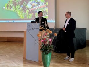 Hendrik Meyer-Magister und Prof. Dr. Thomas Auhuber, Geschäftsführer der B.A.D. Gesundheitsvorsorge und Sicherheitstechnik GmbH, bei der Verabschiedung der Tagung „Künstliche Intelligenz. Wird die KI uns ersetzen?“ (Foto: Claus Hertl)